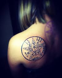 Tetragrámaton tatuaje complejo